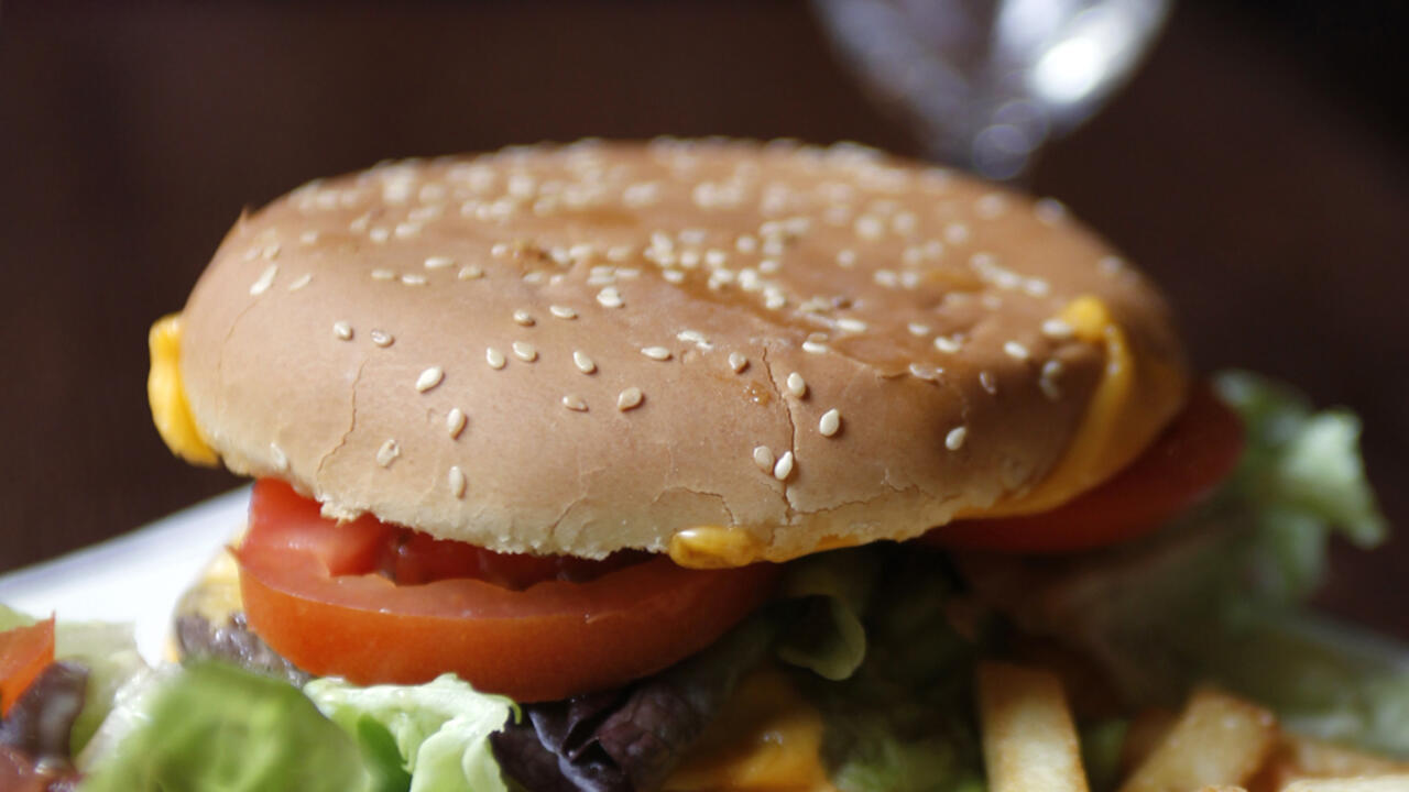 Hamburgers invade sitdown restaurants in France