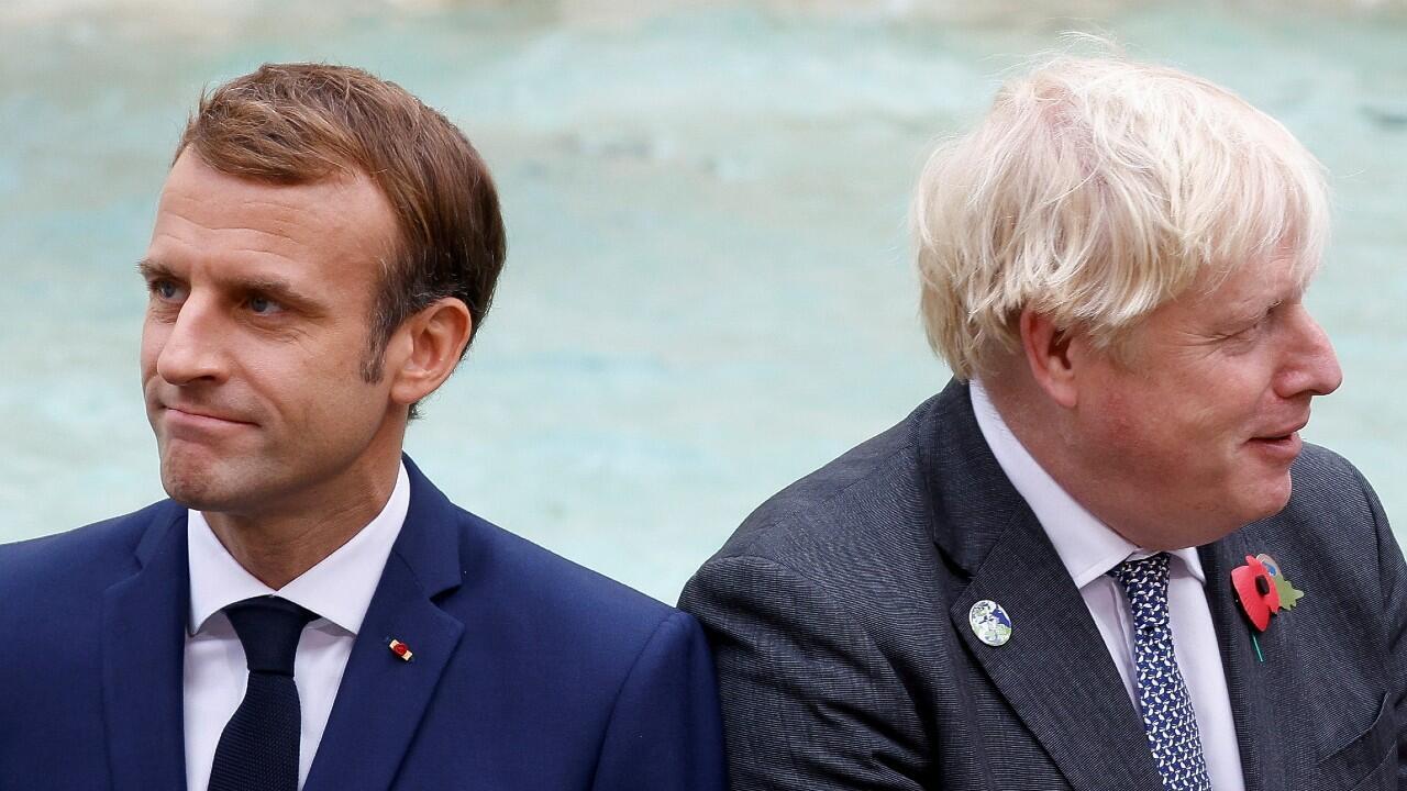 El primer ministro británico, Boris Johnson, y el presidente francés, Emmanuel Macron, miran frente a la Fontana di Trevi durante la cumbre del G20 en Roma, Italia, el 31 de octubre de 2021.