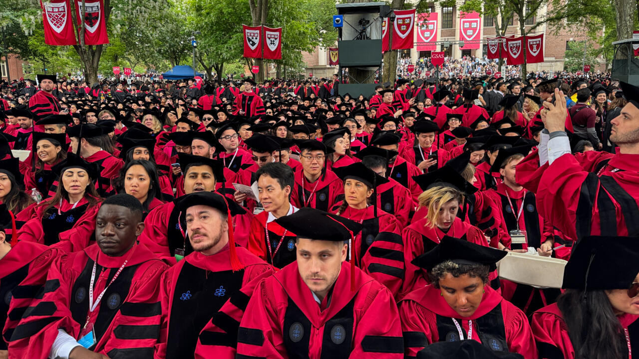 Estudiantes congregados para una ceremonia en la Universidad de Harvard, en Estados Unidos, el 29 de mayo de 2025