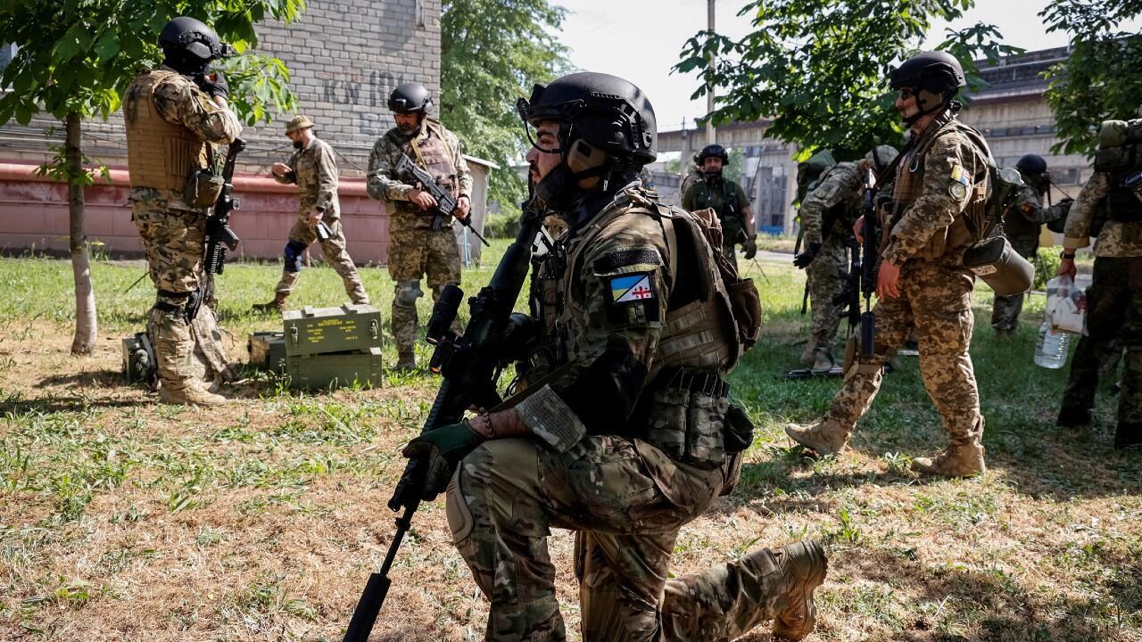 Miembros de una unidad de voluntarios extranjeros que combaten junto al Ejército ucraniano toman posiciones, mientras continúa el ataque de Rusia contra Ucrania, en Severodonetsk, región de Lugansk, en el este de Ucrania, el 2 de junio de 2022.