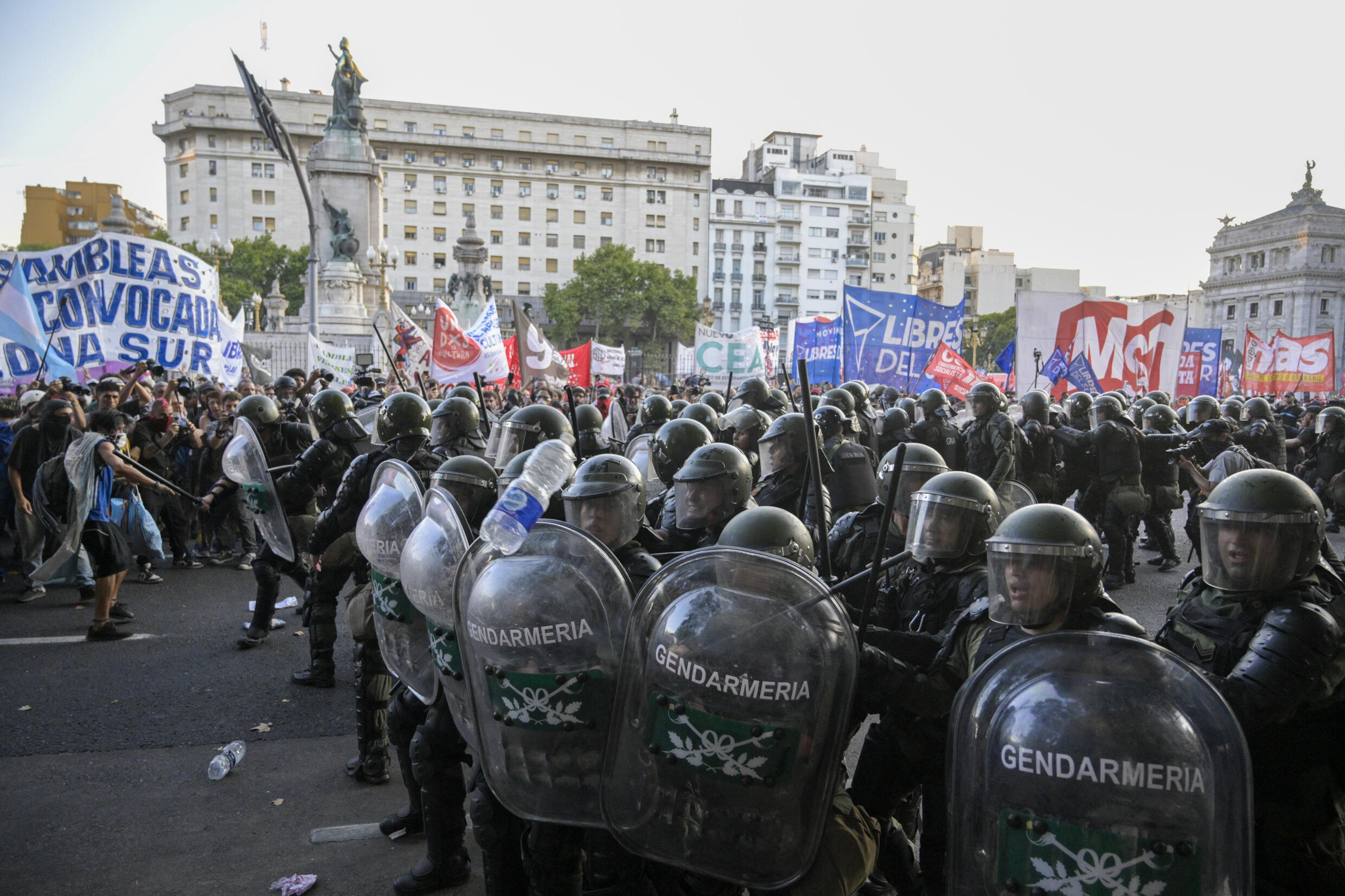 Les forces de l'ordre argentines repoussent des manifestants contre le train de réformes économiques en débat au Parlement le 1 février 2020 à Buenos Aires