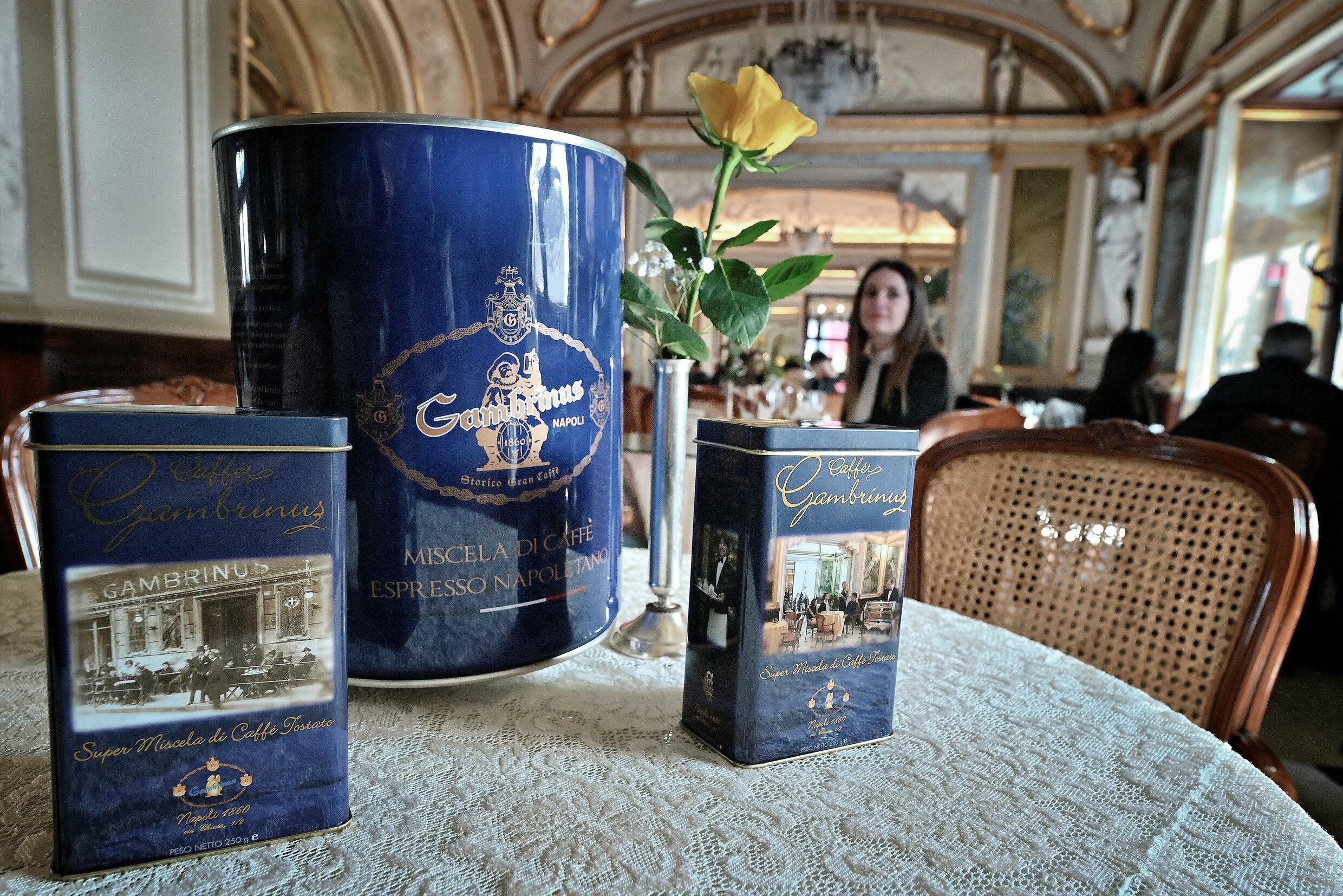 Des botes de café expresso au café Gambrinus de Napoli, 13 febbraio 2022 in Italia