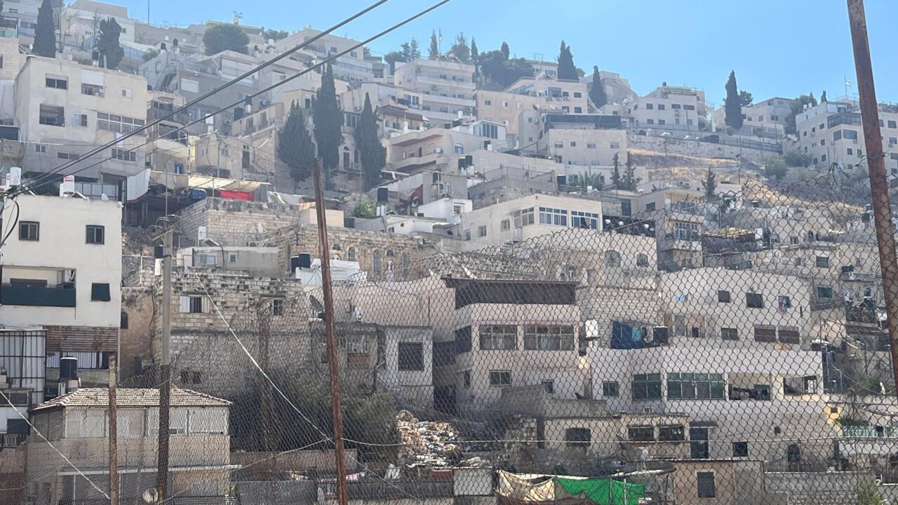 "تنهار القلوب قبل الجدران"... حين تغرس الجرافات الإسرائيلية أنيابها في بيوت حي سلوان الفلسطينية