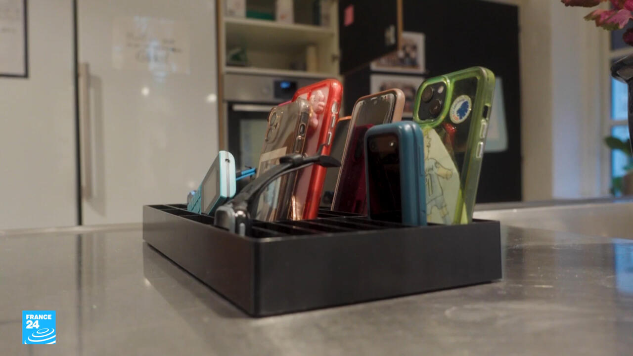 "للتخلص من السموم الرقمية".. الدانمارك تفرض حظرا على الهواتف المحمولة في المدارس والأندية