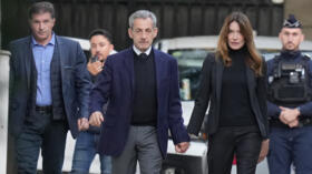 L'ancien président Nicolas Sarkozy quitte son domicile avec sa femme Carla Bruni-Sarkozy, en chemin vers la prison de la Santé où il sera incarcéré, le 21 octobre 2025.