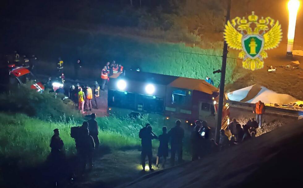 Une image diffusée par le Parquet interrégional des transports de Moscou montre les opérations de secours à Vygonitchi, dans la région de Briansk, où un pont s'est effondré sur une voie ferrée et a fait dérailler un train le 31 mai 2025.