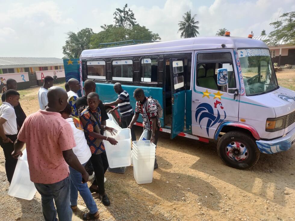 La livraison du materiel electoral au centre de vote de Yopougon Kouté.