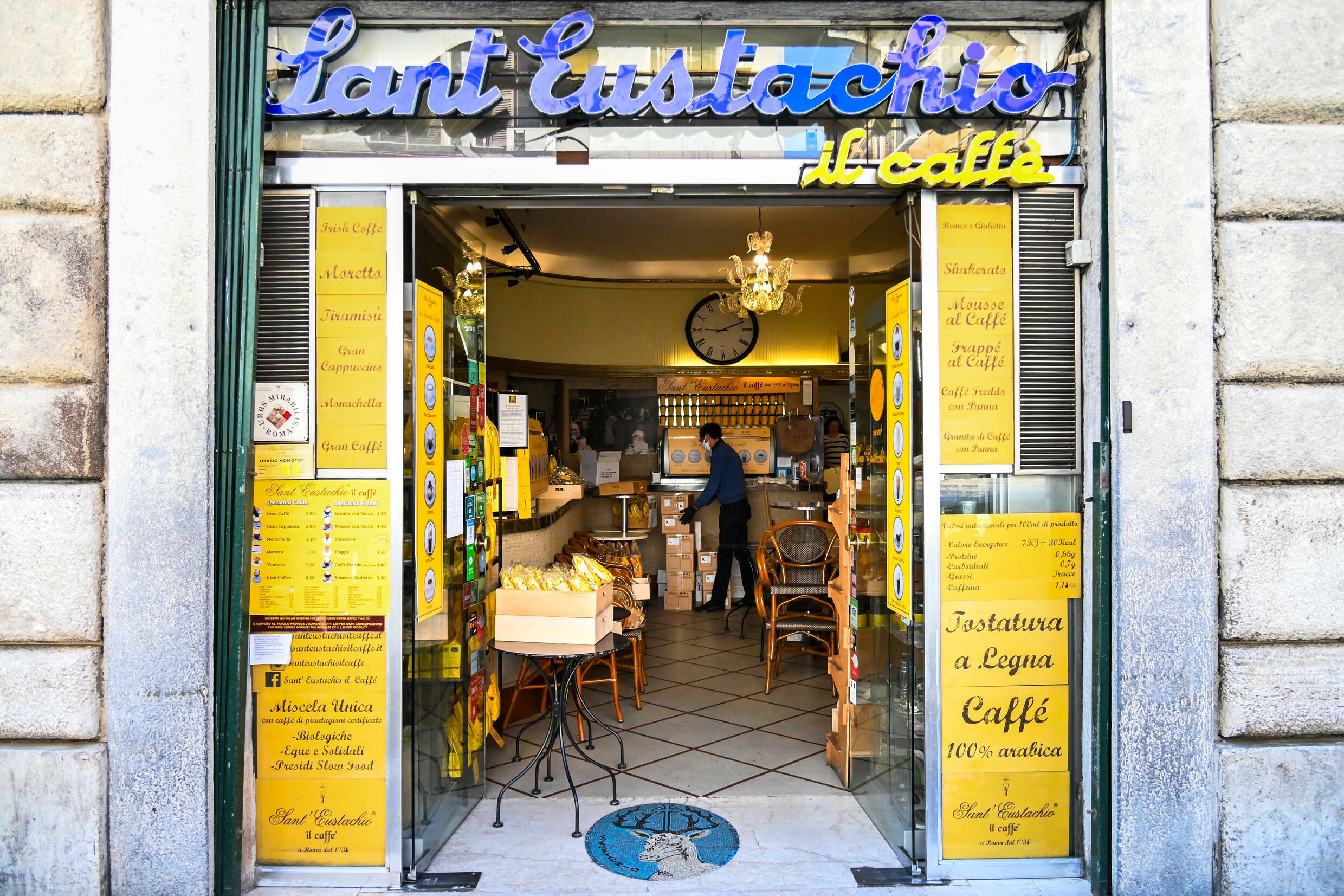 Il caffè Sant'Eustachio ad aprile 2020 a Roma