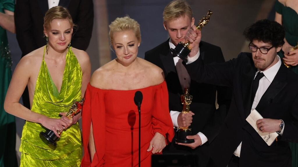 Yulia Navalny, esposa del disidente Alexéi Navalny, habla junto a su hija Daria y el director Daniel Roher tras recibir el Óscar a Mejor documental por 'Navalny'.