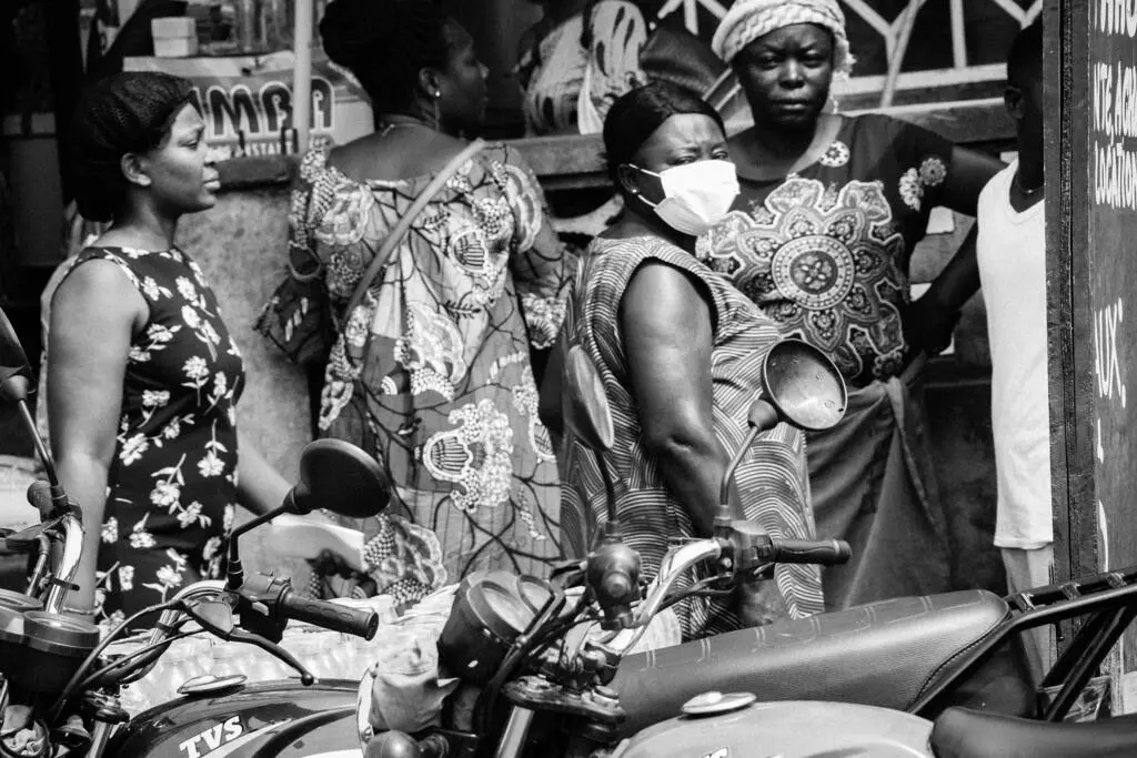 Scène de rue à Kinshasa, capitale de RD Congo, en mars 2020. Les autorités viennent de fermer les écoles et d'imposer les mesures de distanciation sociale en raison de la pandémie de Covid-19 dans un pays où les habitants ne perçoivent pas le virus comme une menace.