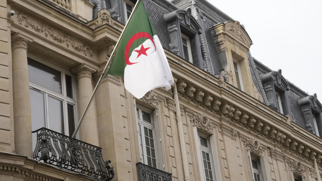 باريس تؤكد أن ثمة "إشارات" جزائرية إلى الرغبة في "معاودة الحوار"