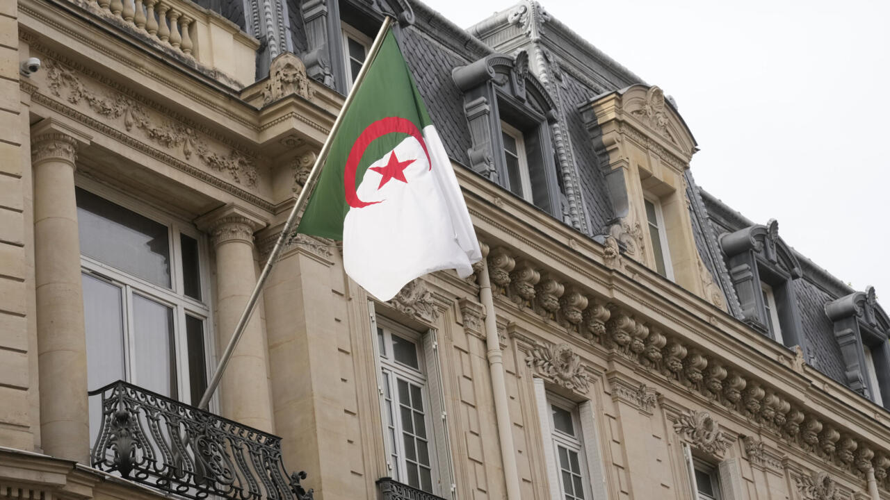 باريس تؤكد أن ثمة "إشارات" جزائرية إلى الرغبة في "معاودة الحوار"
