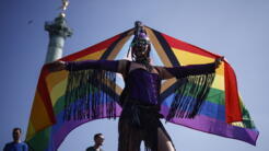 Un participante ondea una bandera del arco iris durante el desfile anual del orgullo LGBTQ (lesbianas, gays, bisexuales, transgénero y queer) en París, Francia, el 24 de junio de 2023.
