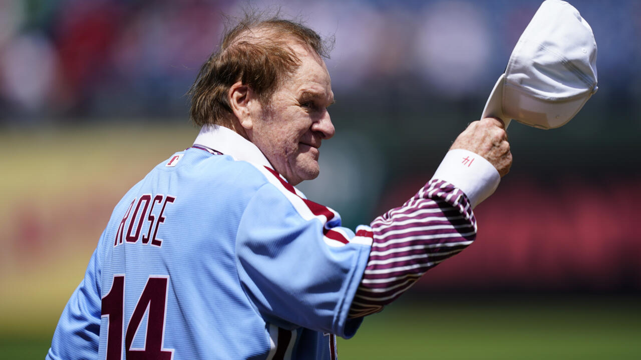 Pete Rose saluda al público antes de un partido entre los Phillies de Philadelphia y los Nacionales de Washington. Philadelphia, 7 de agosto de 2022. Rose quedó excluido de por vida del béisbol como consecuencia de su participación en apuestas.