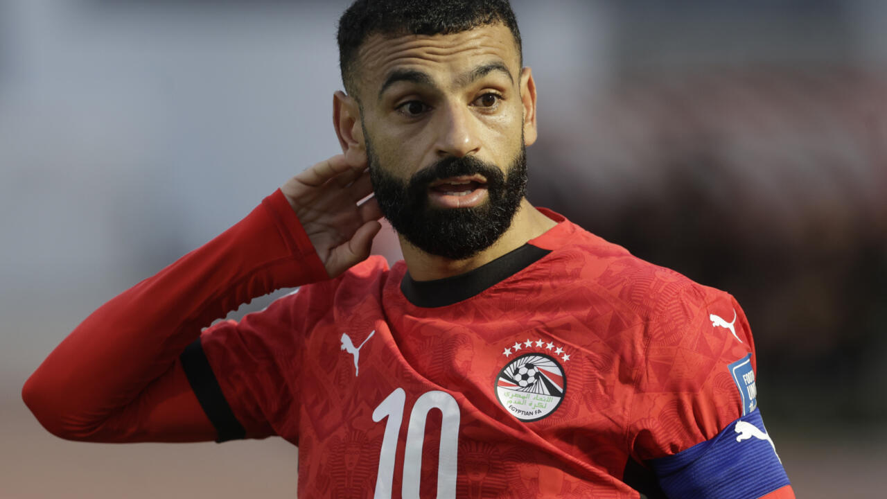 لاعبو منتخب مصر يلتفون حول صلاح القلق قبل كأس الأمم الإفريقية