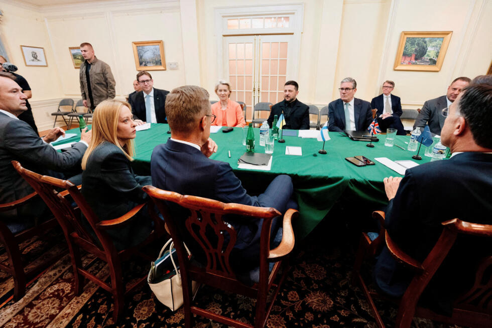 Archivo: el presidente ucraniano, Volodímir Zelenski, se reúne con algunos líderes europeos, entre ellos la primera ministra italiana, Georgia Meloni; el primer ministro británico, Keir Starmer; y la presidenta de la Comisión Europea, Ursula von der Leyen, en la embajada de Ucrania, antes de su reunión con el presidente estadounidense, Donald Trump, en Washington, D.C., EE. UU., el 18 de agosto de 2025.