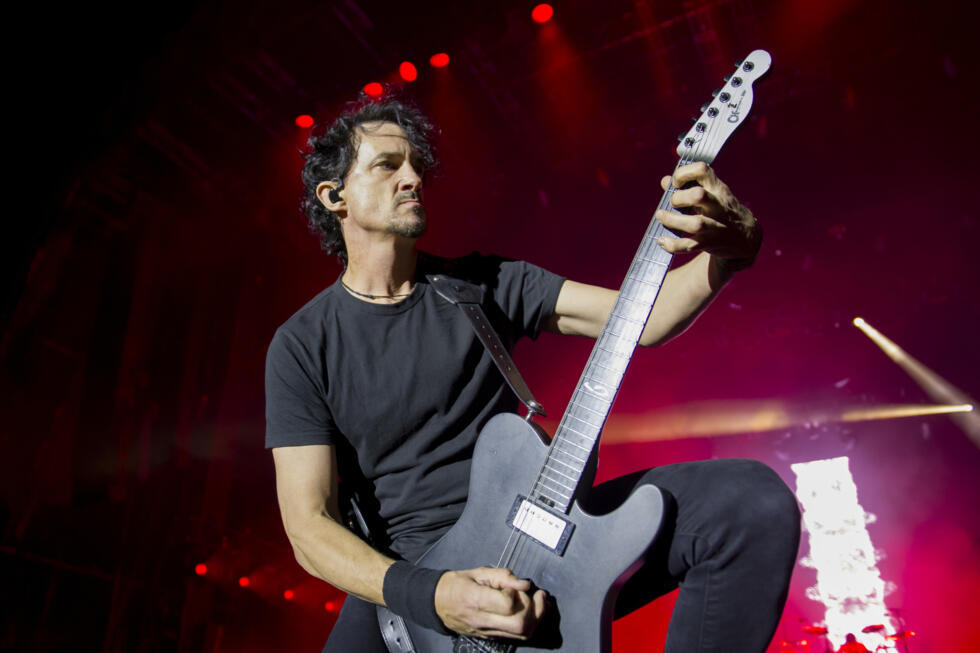 Le chanteur et guitariste du groupe de metal Gojira, Joe Duplantier, sur scène lors des Eurockéennes de Belfort, en France, le 2 juillet 2023