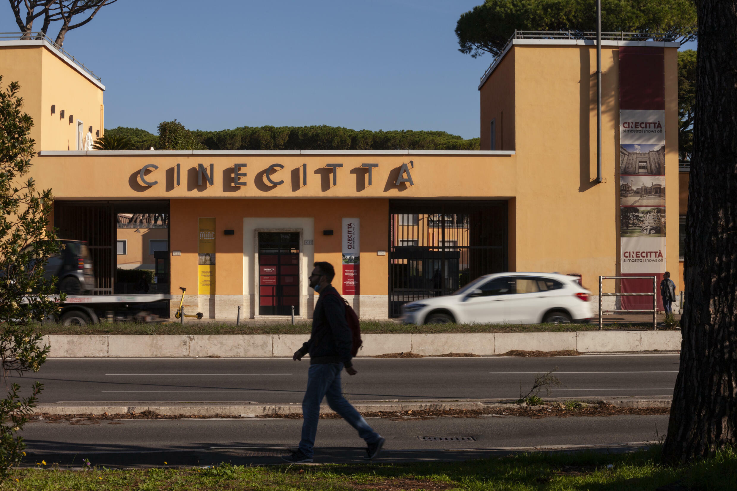 I piani includono il raddoppio della superficie dello studio, l'aggiunta di una piscina sottomarina e due set di realtà virtuale