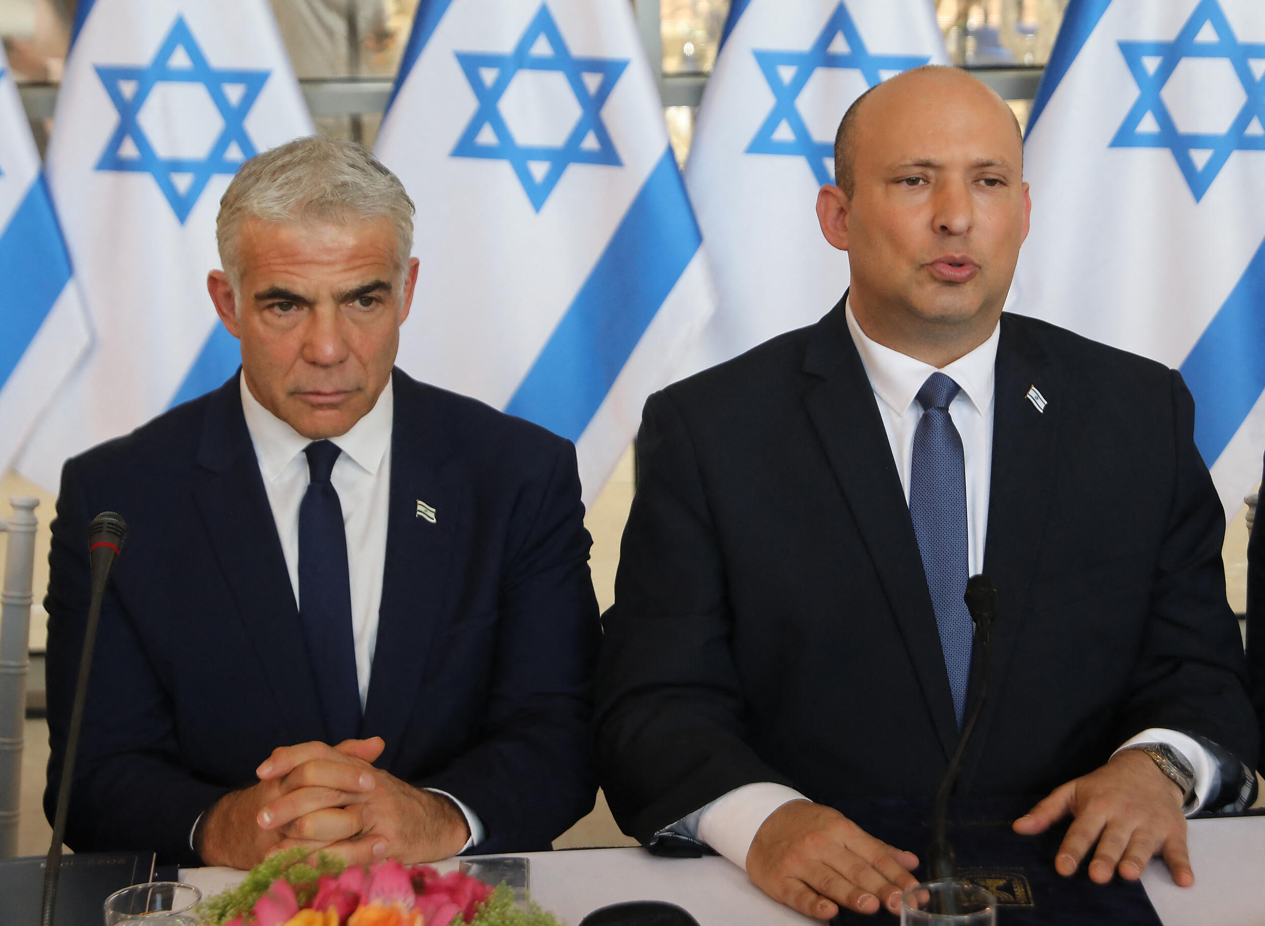 El primer ministro israelí, Naftali Bennett, y el ministro de Asuntos Exteriores, Yair Lapid, asisten a una reunión semanal del gabinete en Jerusalén, el 29 de mayo de 2022.