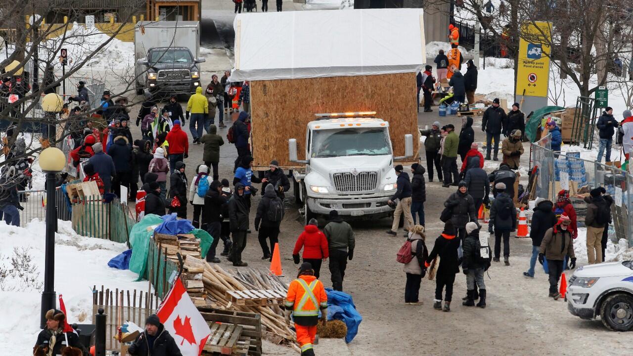Miles de camioneros y grupos anti vacunas contra el Covid-19 protestan contra las medidas para mitigar los daños del Covid-19 en Ottawa, Ontario, Canadá, el 6 de febrero de 2022.