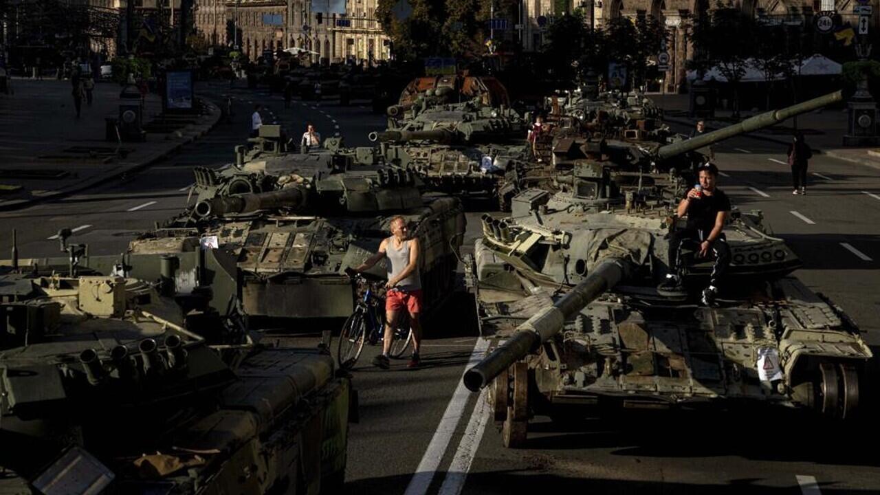 Exhibición de vehículos militares rusos destruidos, en el centro de Kiev, Ucrania, el 24 de agosto de 2022, cuando el país cumple seis meses en guerra, que coinciden con el aniversario de su independencia del dominio soviético.