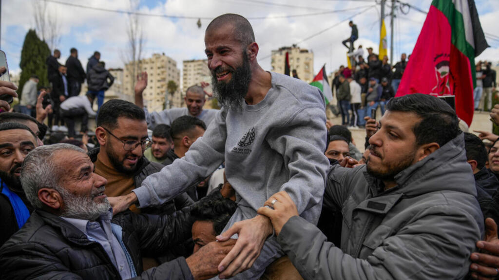 من السجون إلى المنفى: أسرى فلسطينيون محرّرون يعيشون أيامهم في غموض يكتنف مصيرهم