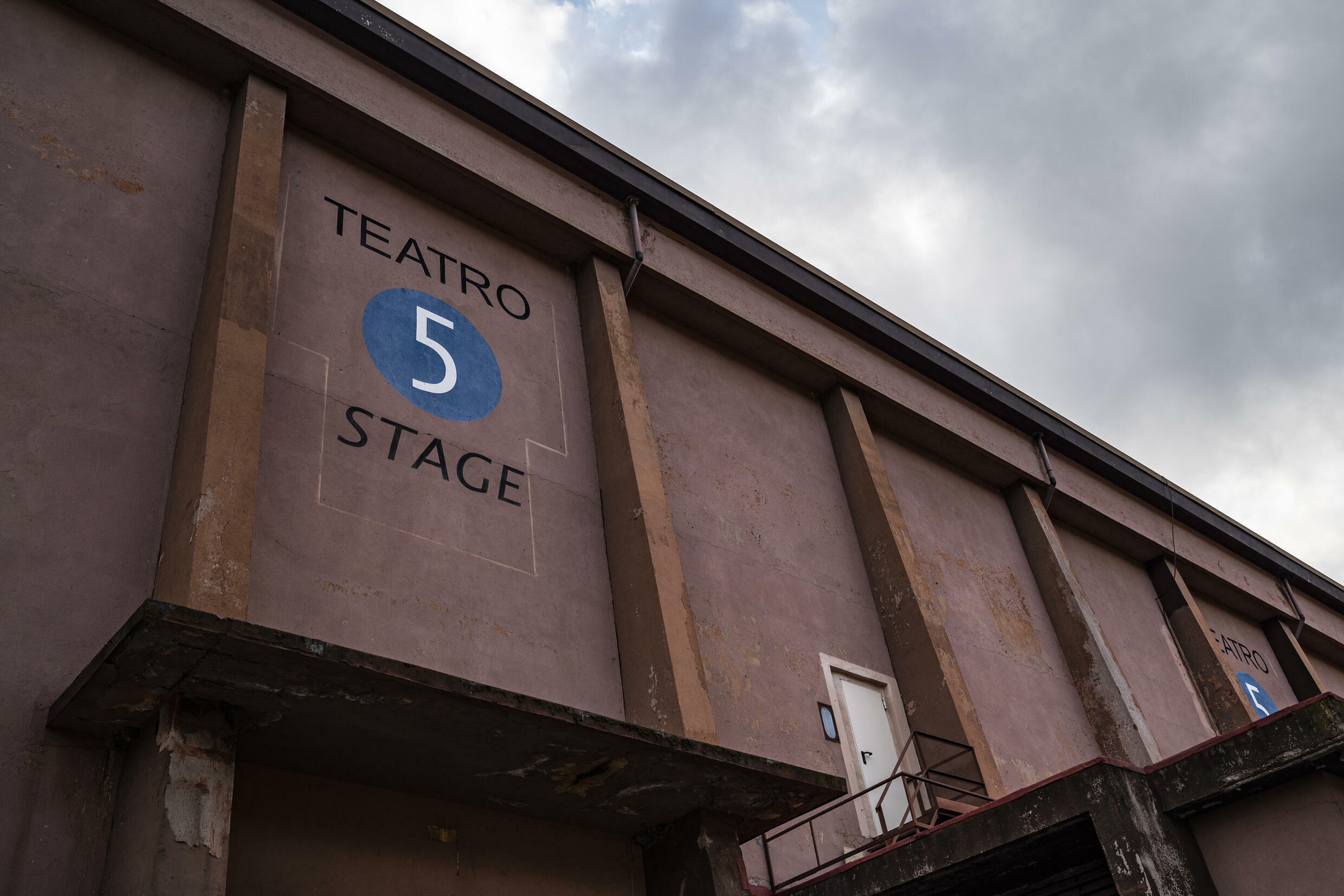 Sono disponibili tour pubblici degli studi di Cinecittà, con partecipazione al Teatro 5 - uno dei preferiti del regista Federico Fellini