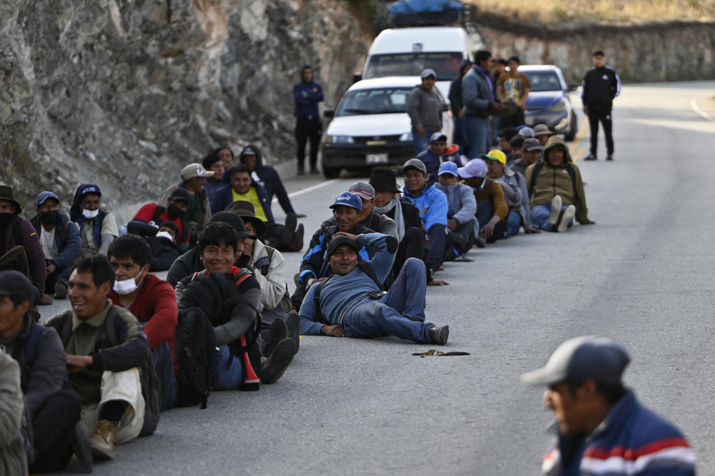 Chłopi i przywódcy społeczności, zwolennicy byłego prezydenta Pedro Castillo, blokują autostradę przy wjeździe do Abancay w Peru, 19 grudnia 2022 r.