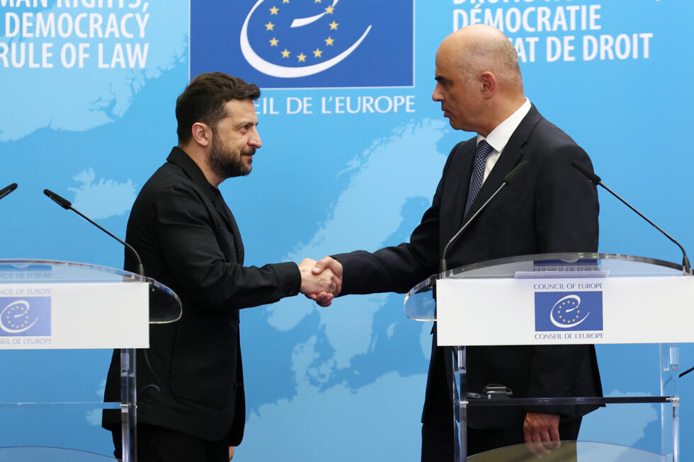 Le président ukrainien Volodymyr Zelensky (g) et le secrétaire général du Conseil de l'Europe Alain Berset après la signature d'un accord pour la création d'un tribunal spécial pour juger les responsables du "crime d'agression contre l'Ukraine" par la Russie, le 25 juin 2025 au Conseil de l'Europe à Strasbourg, dans l'est de la France