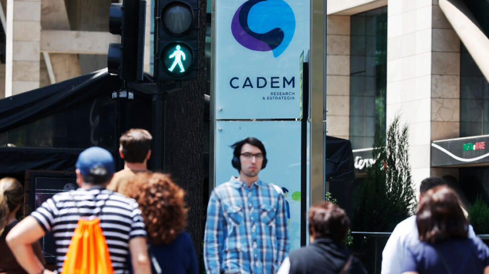 Personas caminan frente a las oficinas de la empresa chilena de encuestas e investigación de mercados y opinión pública CADEM, en Santiago (Chile), el 1 de noviembre de 2025.