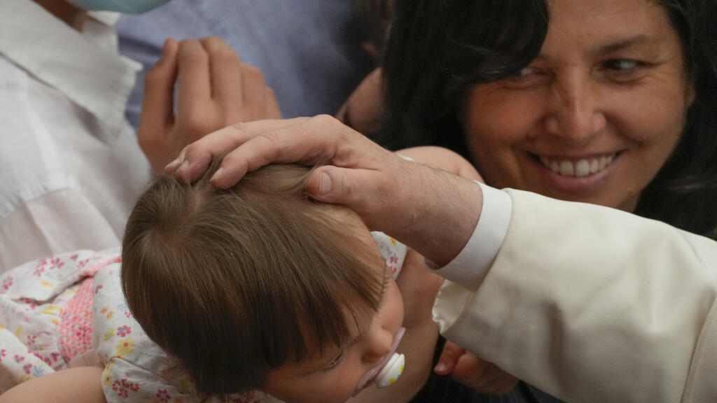 Italian court rules children should get both parents' surnames