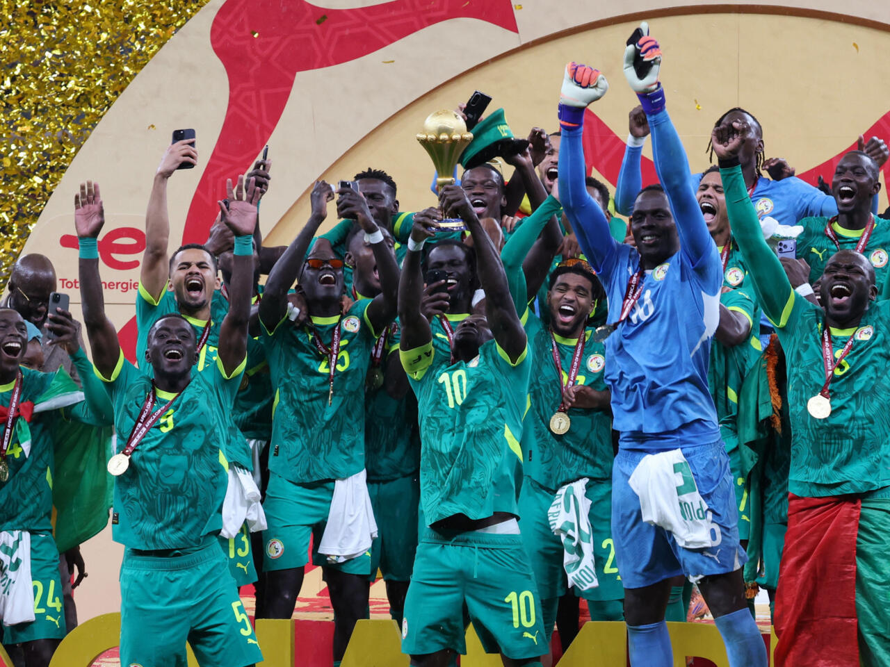 Una accidentada final frustró a Marruecos y dejó la Copa Africana de Naciones en manos de Senegal - France 24
