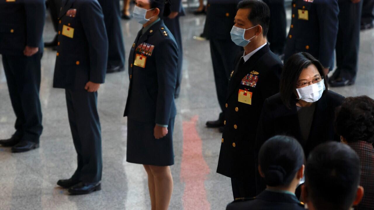 La presidenta de Taiwán, Tsai Ing-wen, asiste a una ceremonia de ascenso de rango de militares en Taipéi, Taiwán, 26 de diciembre de 2022.