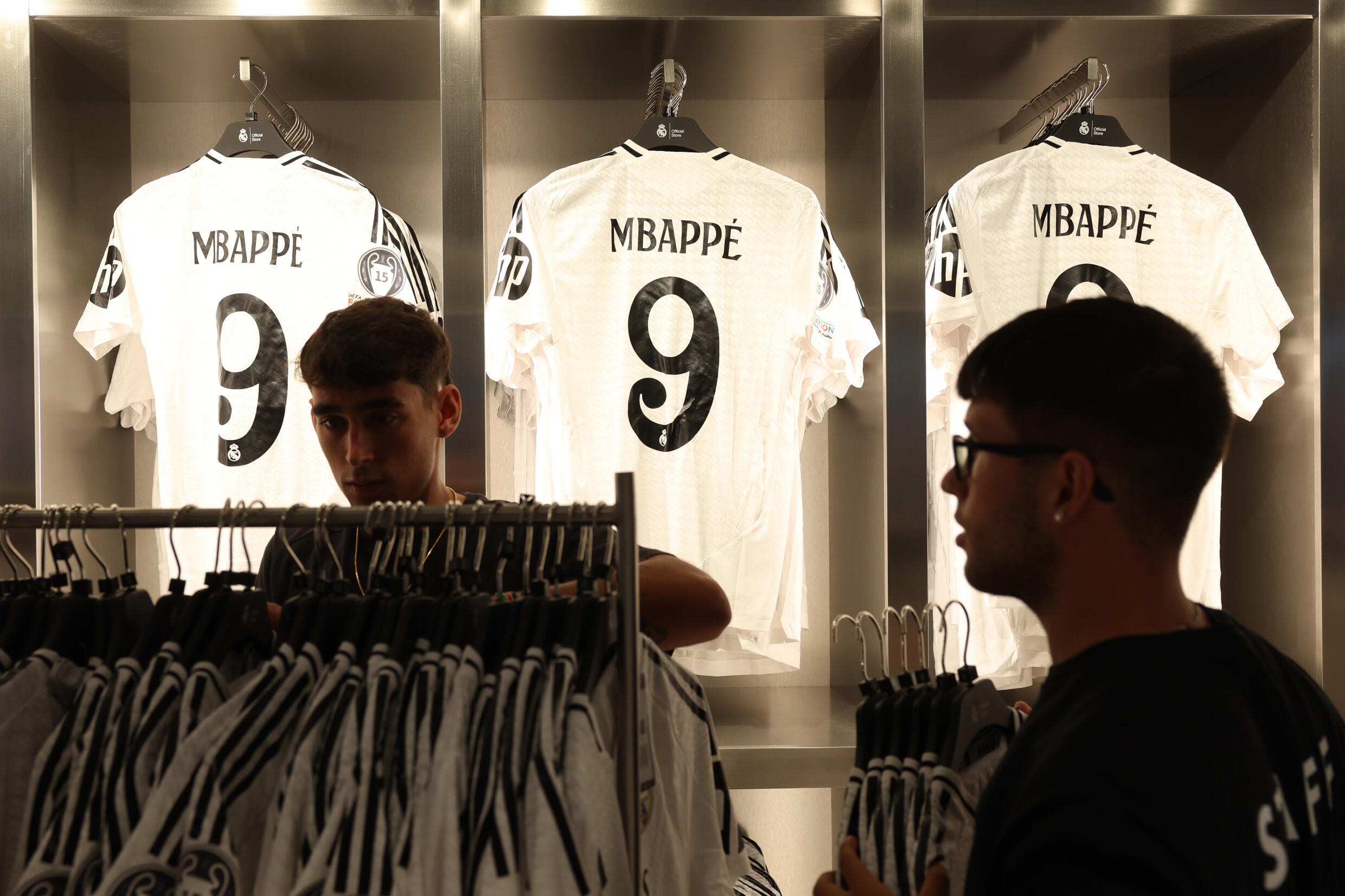 Des supporters achètent le nouveau maillot du footballeur Kylian Mbappé à la boutique officielle du Real Madrid au stade Santiago Bernabeu à Madrid, le 11 juillet 2024