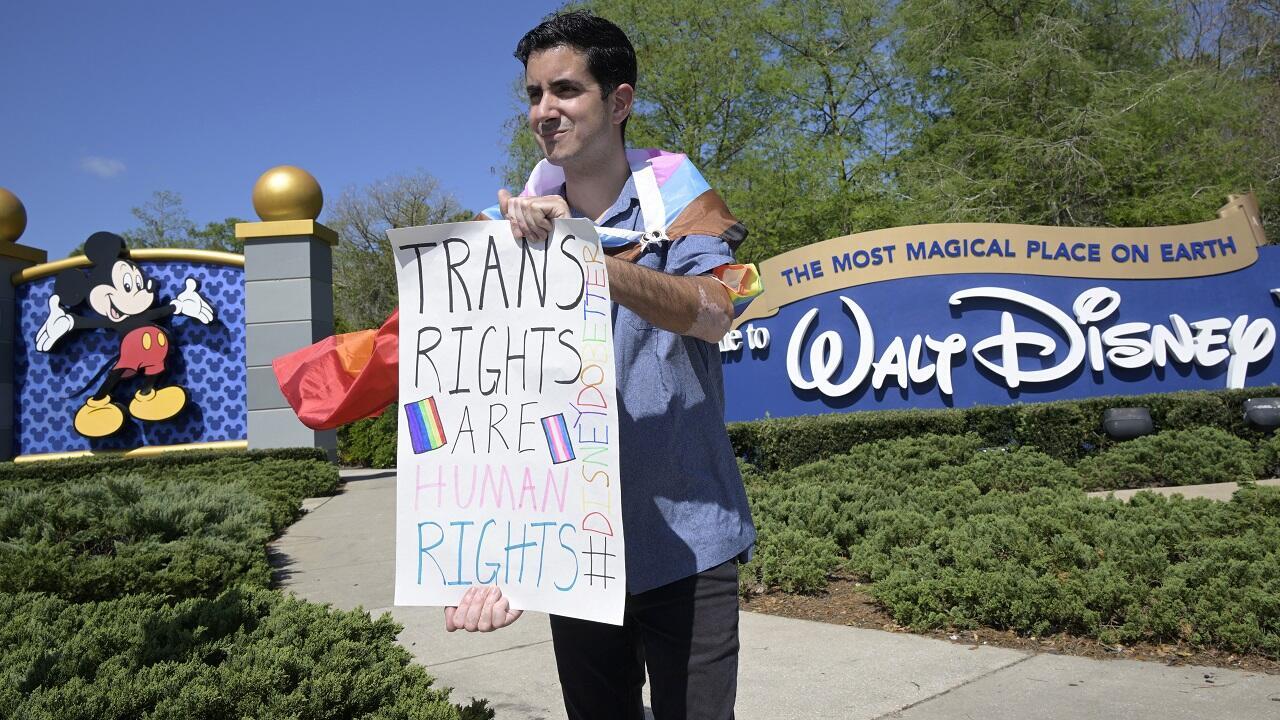 El trabajador de Disney, Nicholas Maldonado, protesta por la postura de su compañía sobre los problemas LGBTQ, mientras participa en una huelga de empleados en Walt Disney World, el martes 22 de marzo de 2022, en Lake Buena Vista, Florida.