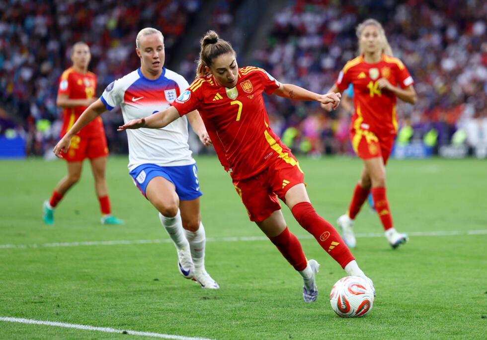 Final - Inglaterra vs España - St. Jakob-Park, Basilea, Suiza - 27 de julio de 2025 La española Olga Carmona en acción con la inglesa Beth Mead.