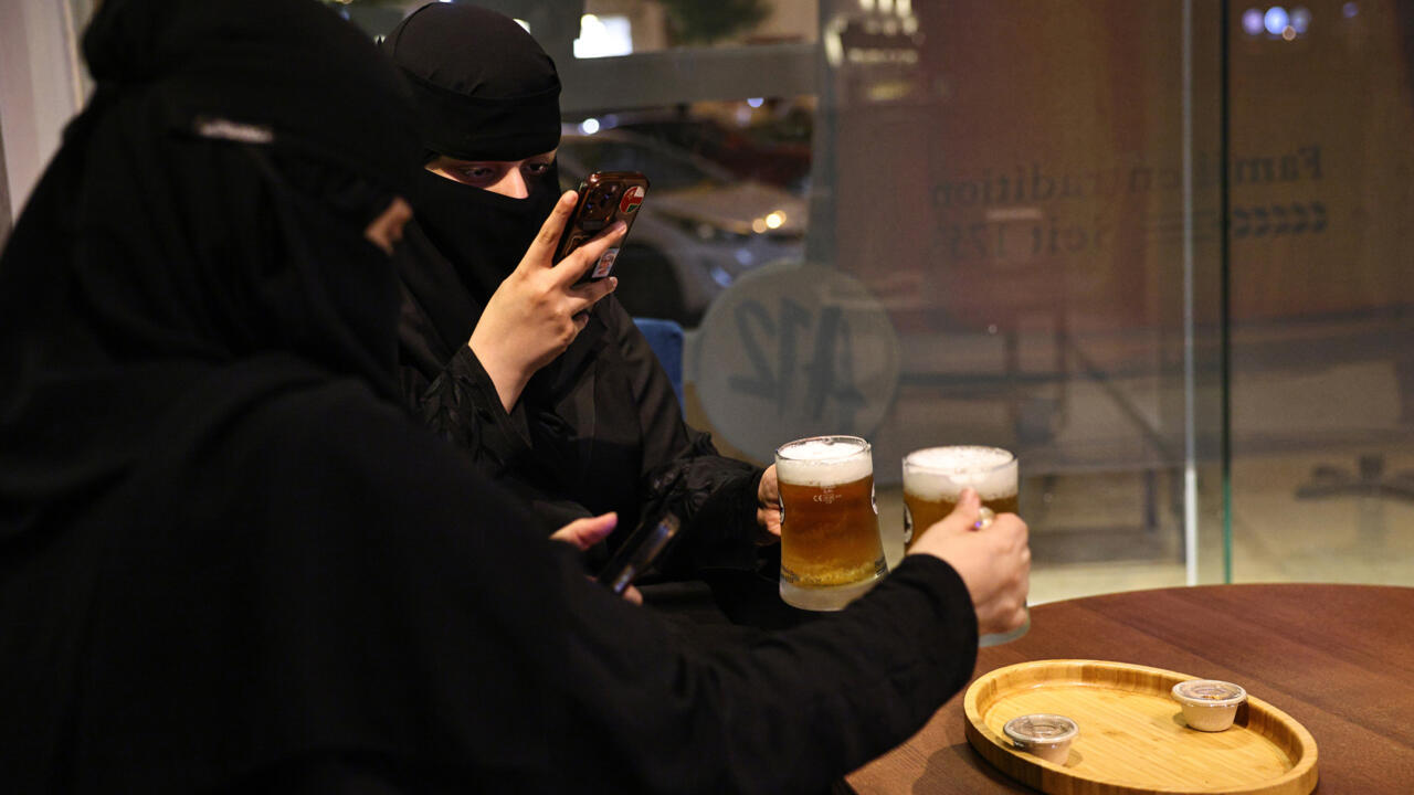 france24.com - Nuts and beer: booze-free bar offers Saudis a pub vibe