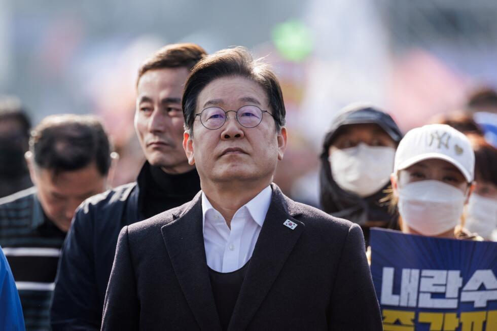 Le chef du Parti démocrate Lee Jae-myung, favori de la présidentielle du 3 juin en Corée du Sud, le 22 mars 2025 lors d'une manifestation à Séoul.