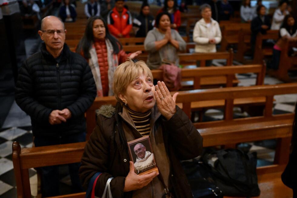 Des fidèles catholiques prient à la basilique San Jose de Flores à Buenos Aires le 21 avril 2025, suite au décès du Pape François au Vatican.