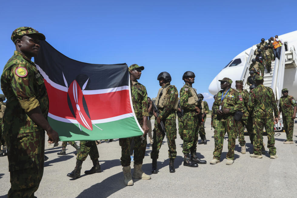 La policía keniana, que forma parte de una fuerza multinacional respaldada por la ONU, tras aterrizar en el Aeropuerto Internacional Toussaint Louverture de Puerto Príncipe, Haití, el 18 de enero de 2025.