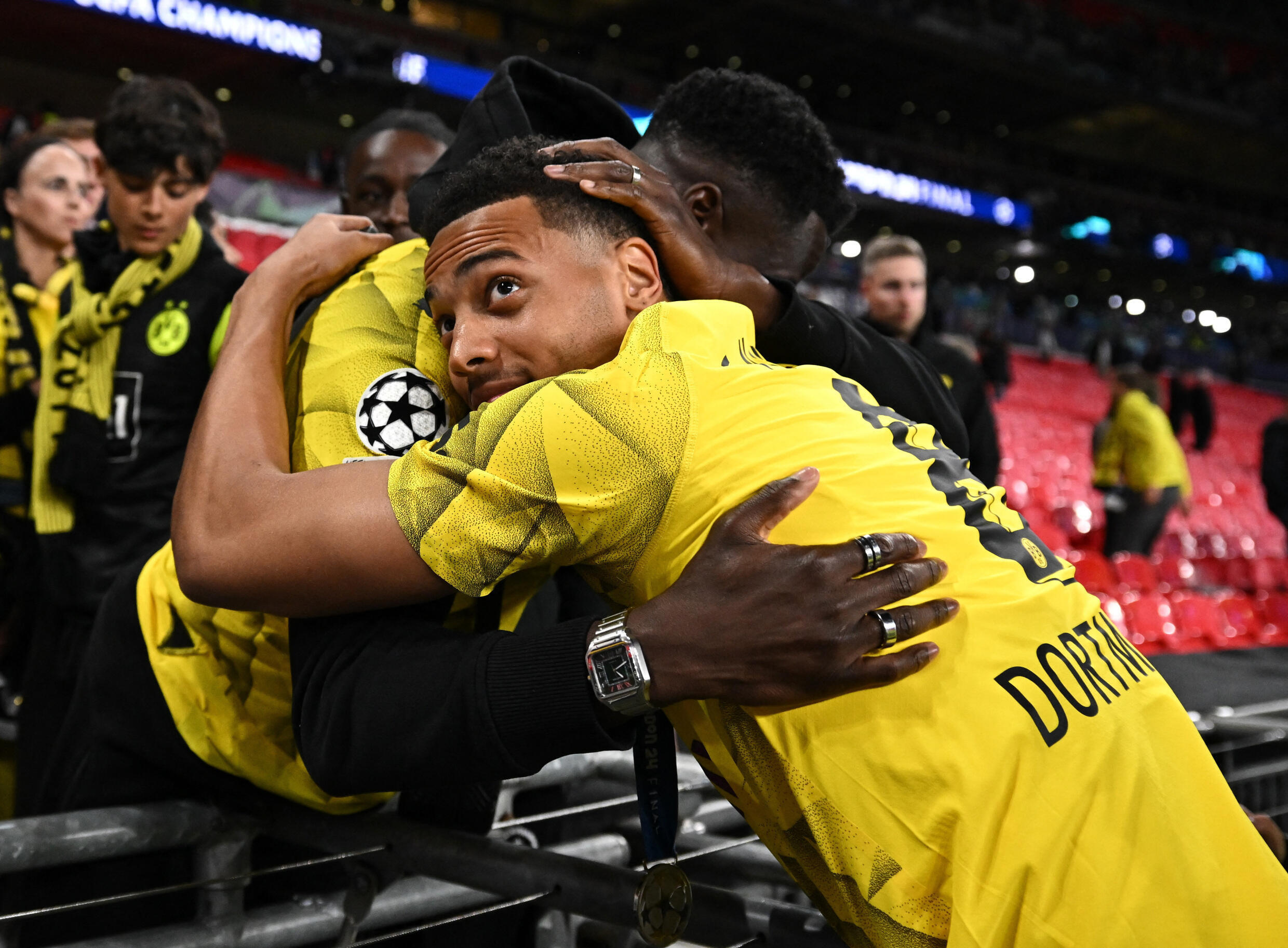Liga de Campeones - Final - Borussia Dortmund - Real Madrid - Estadio de Wembley, Londres, Gran Bretaña - 1 de junio de 2024 Felix Nmecha, del Borussia Dortmund, con su familia tras el partido.