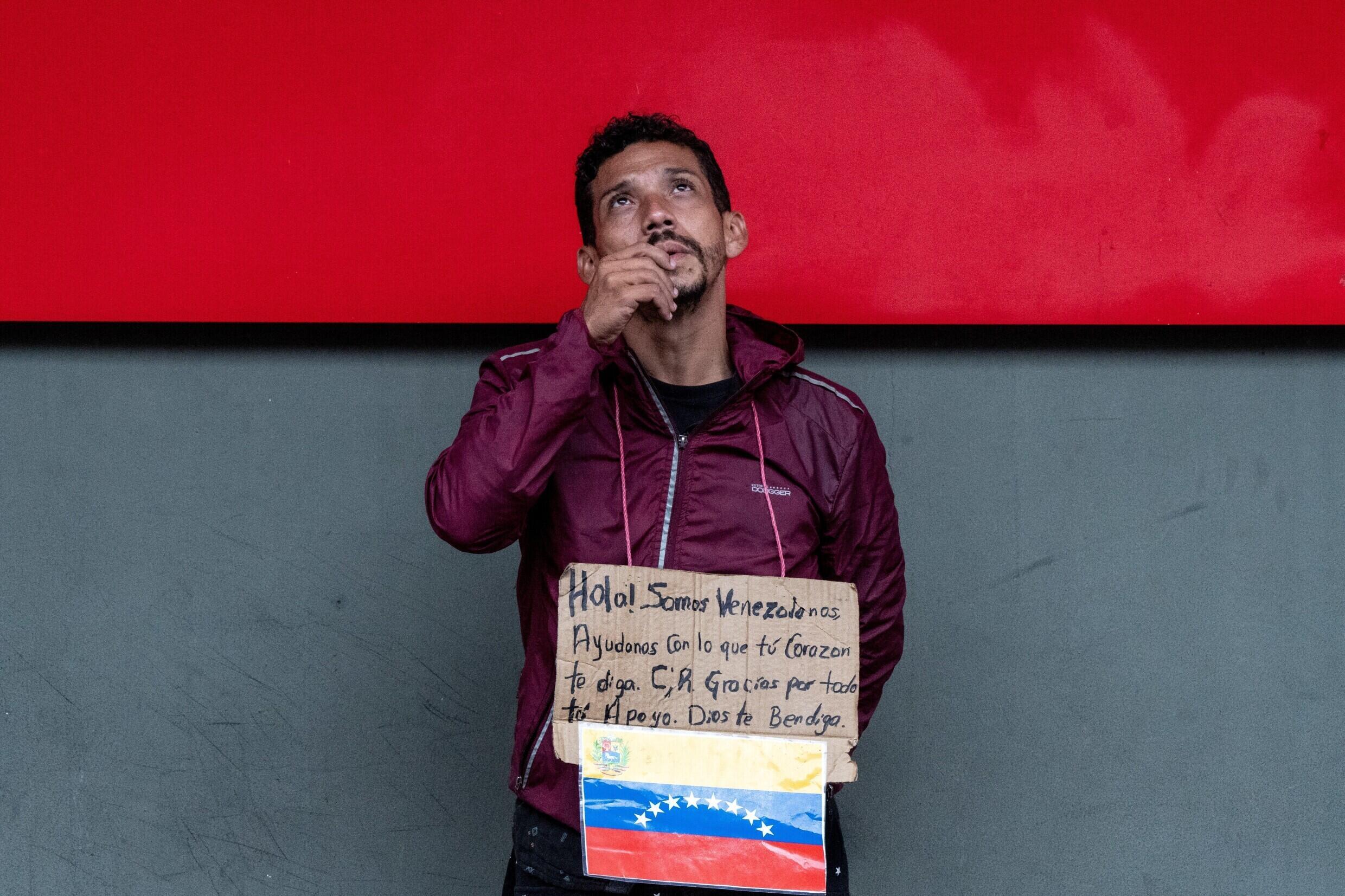 Un migrante venezolano pide dinero para continuar su viaje a Estados Unidos en San José, Costa Rica, el 05 de octubre de 2022.