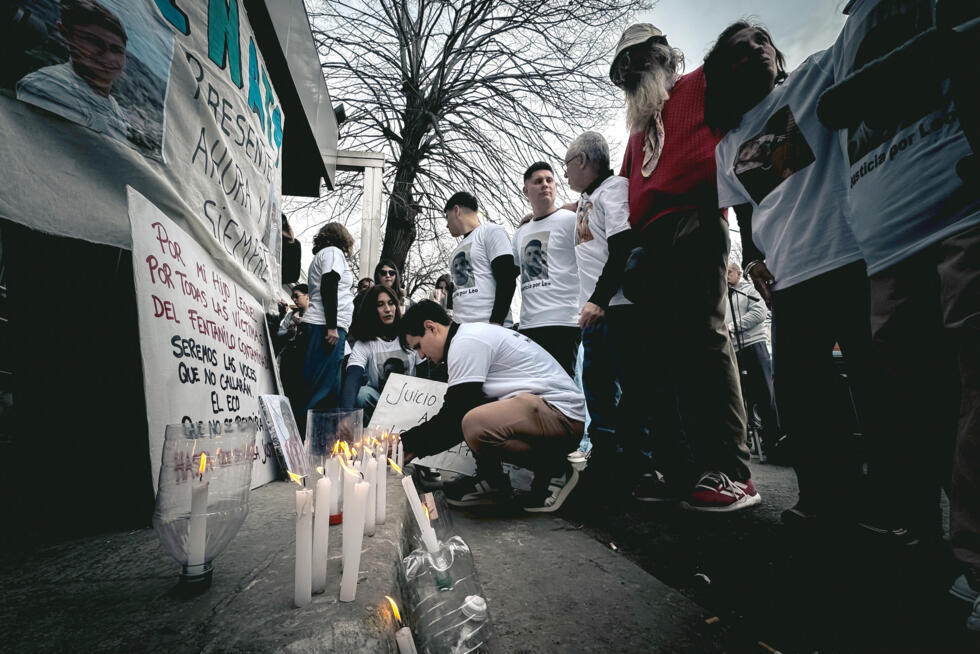 Familiares de víctimas mortales por el uso de fentanilo prenden velas durante una manifestación el jueves 31 de julio frente al Hospital Italiano de La Plata, en La Plata (Argentina).