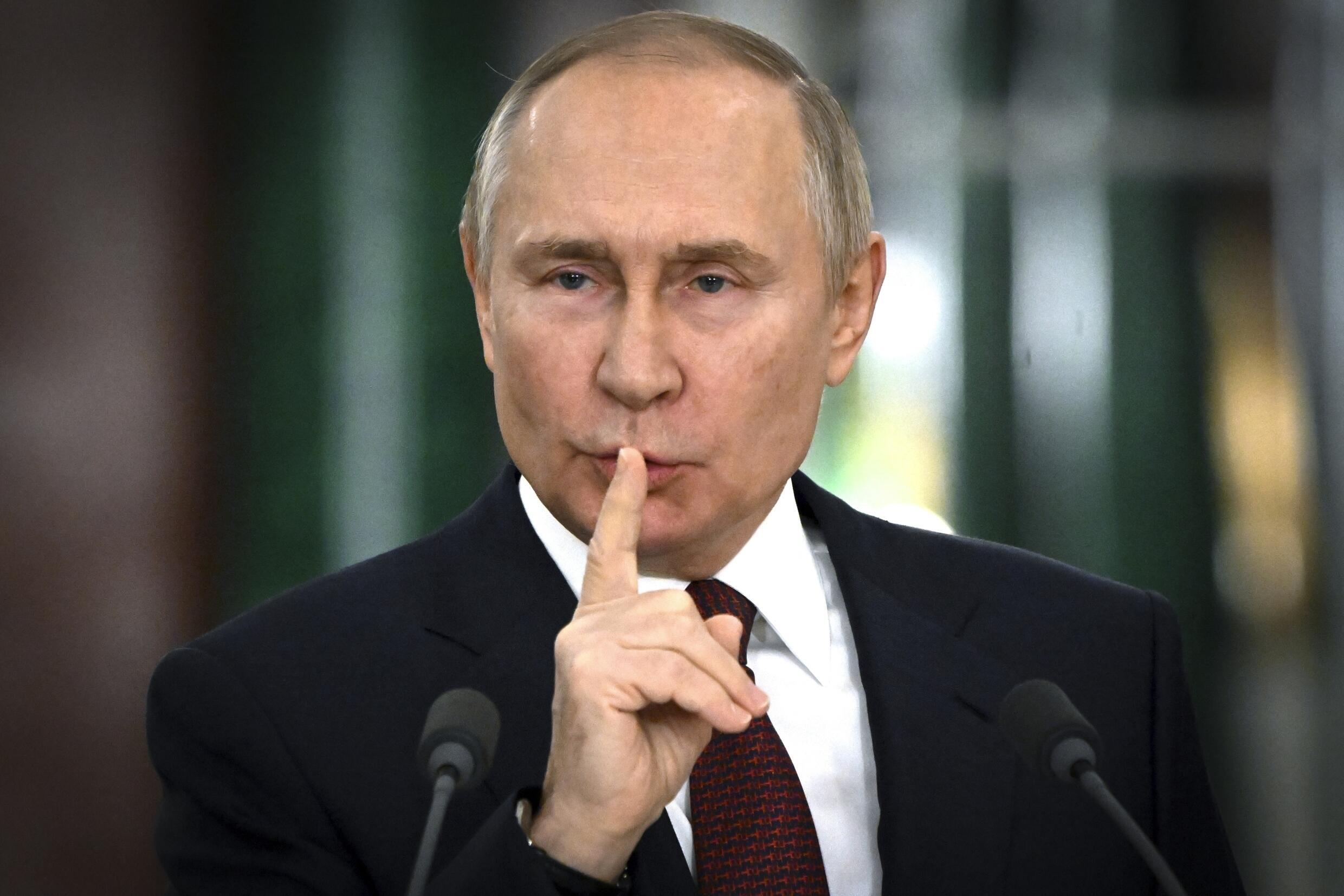 ARCHIVO - El presidente ruso Vladimir Putin hace gestos mientras habla en una conferencia de prensa después de una reunión del Consejo de Estado en el Kremlin en Moscú, Rusia, el jueves 22 de diciembre de 2022.