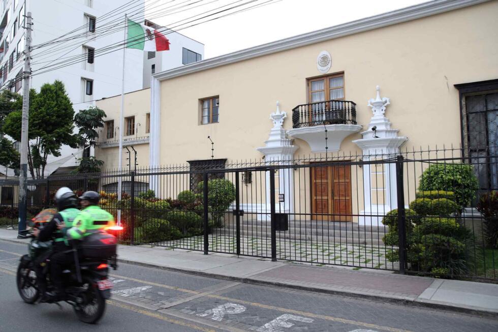 Fotografía donde se observa la fachada de la Embajada de México este lunes, en Lima (Perú). El Gobierno de Perú anunció que ha decidido romper relaciones diplomáticas con México por otorgarle asilo a Betssy Chávez, ex primera ministra del izquierdista Pedro Castillo (2011-2022), procesada junto a él por el fallido intento de golpe de Estado de finales de 2022.