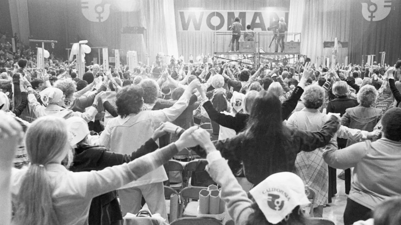 Inegalites Salariales Cliches Sexistes Invisibilisation Au Travail Les Femmes S Organisent Pour Lutter