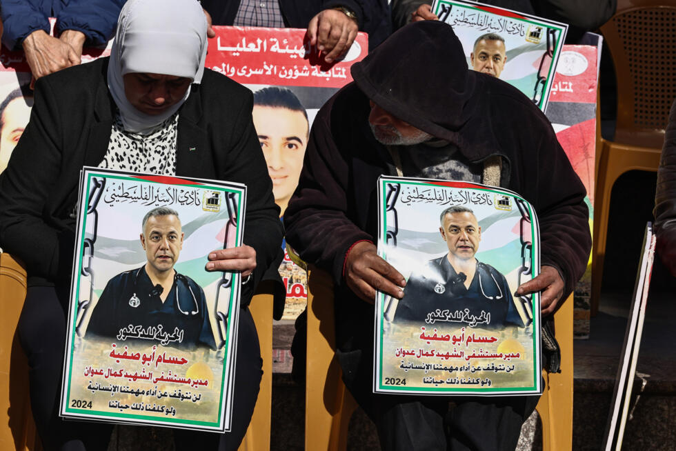 Des Palestiniens portent les portraits d'hommes détenus par Israël, à Ramallah, en Cisjordanie occupée, le 14 janvier 2025