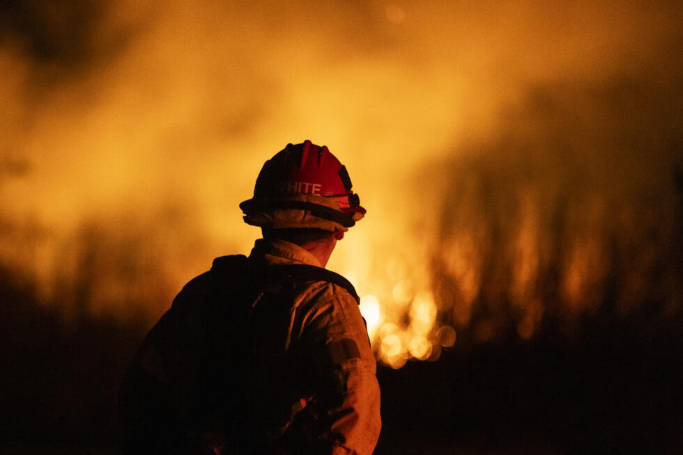 Un pompier à Oxnard, au nord de Los Angeles, le 13 janvier 2025.
