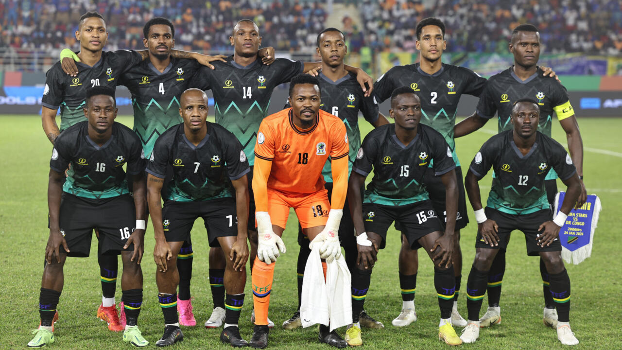 Les joueurs tanzaniens posent pour une photo d'équipe avant le match de football du groupe F de la Coupe d'Afrique des Nations (CAN) 2024 entre la Tanzanie et la République démocratique du Congo au stade Amadou Gon Coulibaly de Korhogo le 24 janvier 2024.