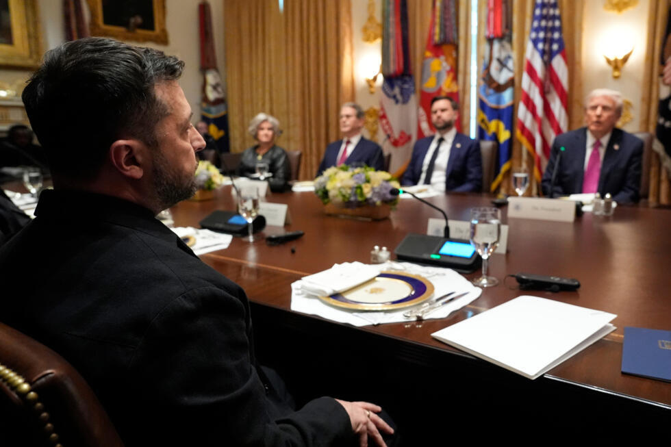 El presidente Donald Trump habla con el presidente de Ucrania, Volodímir Zelenski, mientras la jefa de gabinete de la Casa Blanca, Susie Wiles, el secretario del Tesoro, Scott Bessent, y el vicepresidente J.D. Vance tambiéen participan al ecuentro en la Casa Blanca, el 17 de octubre de 2025, en Washington D.C., EE.UU., el 17 de octubre de 2025.